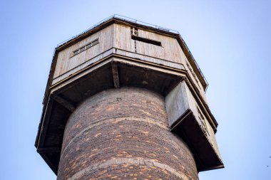 Eski fabrika eski kullanılmayan su kulesinde