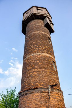 Eski fabrika eski kullanılmayan su kulesinde