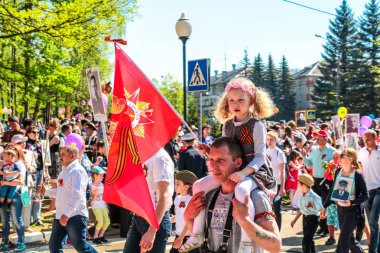 OBNINSK, Rusya - 9 Mayıs 2016: Zafer günü, Büyük Vatanseverlik Savaşı 1941-1945 kutlama. Bir kız babası 