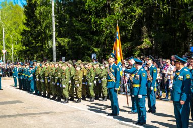 OBNINSK, Rusya - 9 Mayıs 2016: Zafer günü, Büyük Vatanseverlik Savaşı 1941-1945 kutlama. Zafer günü onuruna askerlerinin İnşaat
