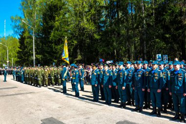 OBNINSK, Rusya - 9 Mayıs 2016: Zafer günü, Büyük Vatanseverlik Savaşı 1941-1945 kutlama. Emercom çalışanları geçit töreninde saflarına