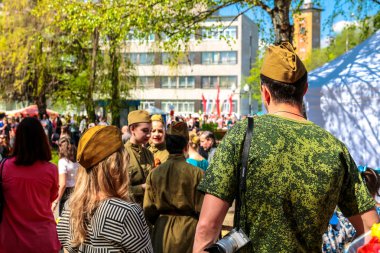 OBNINSK, Rusya - 9 Mayıs 2016: Zafer günü, Büyük Vatanseverlik Savaşı 1941-1945 kutlama. Genç erkek ve kızlar yem-Cap Kızılordu