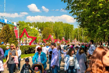 OBNINSK, Rusya - 9 Mayıs 2016: Zafer günü, Büyük Vatanseverlik Savaşı 1941-1945 kutlama. Dokuzuncu Mayıs kutlamaları insanlara birikimi