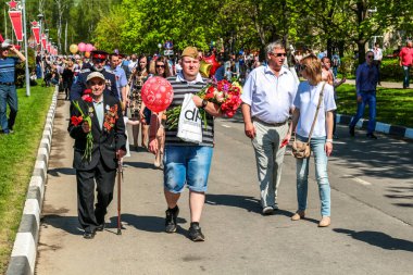 OBNINSK, Rusya - 9 Mayıs 2016: Zafer günü, Büyük Vatanseverlik Savaşı 1941-1945 kutlama. Dokuzuncu Mayıs kutlamaları insanlara birikimi
