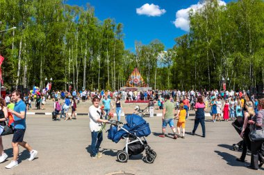 OBNINSK, Rusya - 9 Mayıs 2016: Zafer günü, Büyük Vatanseverlik Savaşı 1941-1945 kutlama. Dokuzuncu Mayıs kutlamaları insanlara birikimi