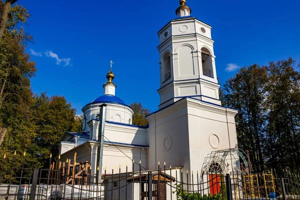 第十九世纪的变形教会在温泉村庄 Suhodrev 俄罗斯 Kaluzhskiy Maloyaroslavetsky — 图库照片