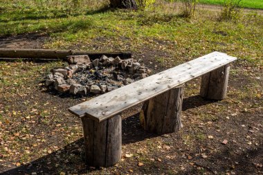 Bir şenlik ateşi ve bir Bank ile doğada dinlenme yeri