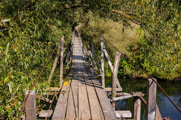 Starych Rustykalnych Most Dla Pieszych Przez Rzekę Protva Potresovo Village — Zdjęcie stockowe