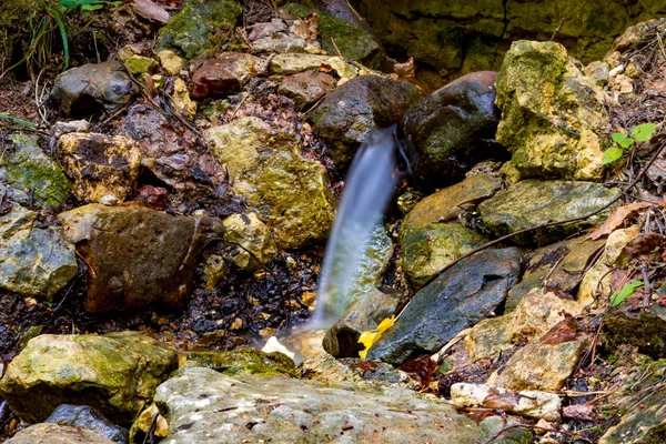 森林峡谷的泉水从岩石下撞击而出 Dolginsky 奥布宁斯克 俄罗斯 — 图库照片