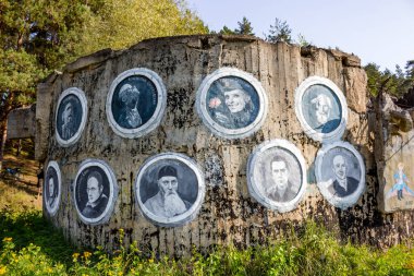 Borovsk, Rusya - Eylül 2018: Street-nesne sanat bilim ve Uzay Bilimleri ünlü isimlerinden görüntüleri ile 
