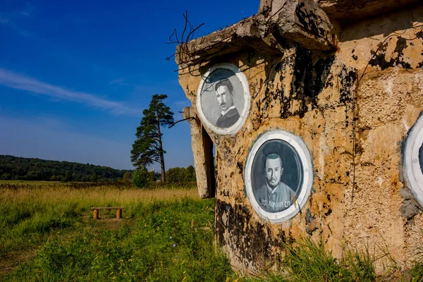 Borovsk, Rusya - Eylül 2018: Street-nesne sanat bilim ve Uzay Bilimleri ünlü isimlerinden görüntüleri ile 