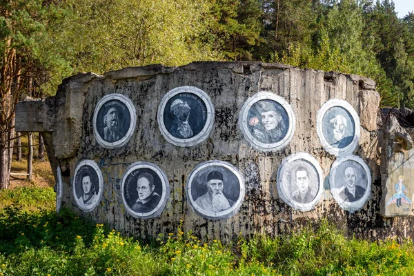 Borovsk, Rusya - Eylül 2018: Street-nesne sanat bilim ve Uzay Bilimleri ünlü isimlerinden görüntüleri ile 