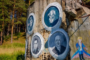Borovsk, Rusya - Eylül 2018: Street-nesne sanat bilim ve Uzay Bilimleri ünlü isimlerinden görüntüleri ile 