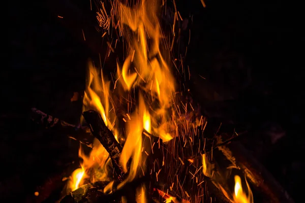 Krásný Oheň Jiskrami Nahoru — Stock fotografie