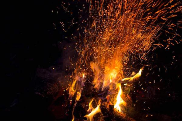 Beau Feu Joie Avec Des Étincelles Volant Vers Haut — Photo