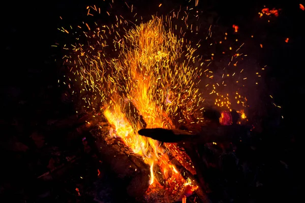 Krásný Oheň Jiskrami Nahoru Pohled Shora — Stock fotografie