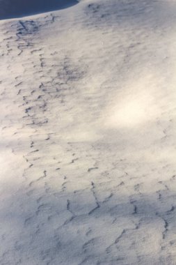 Beyaz arka plan ile kar dalgaların üstünde kar kış