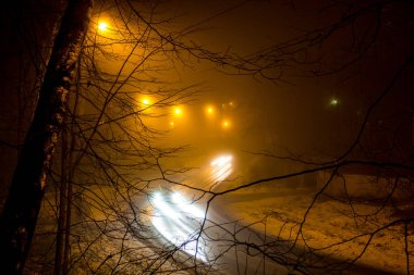 Sisli bir gece otoyolda araba farlar