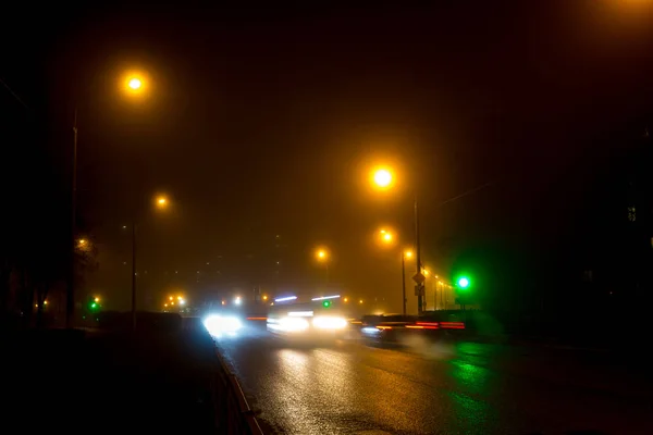 Miasto Droga Wieczorem Gęstej Mgle — Zdjęcie stockowe