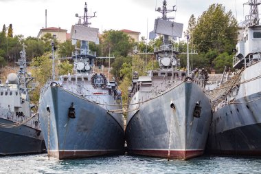 Sevastopol, Crimea - Eylül 2014: Sivastopol koyda demirli savaş gemileri bir grup