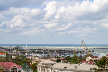 Sevastopol, Crimea - Eylül 2014: Görünüm Sivastopol üzerinden Malahov Kurgan. Gemi yan