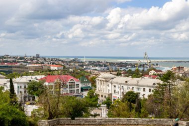 Sevastopol, Crimea - Eylül 2014: Görünüm Sivastopol üzerinden Malahov Kurgan. Gemi yan