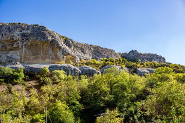 Bahçesaray Mağara Manastırı (Varsayım Manastırı, mağara) Crimea'da, Bahçesaray yakınlarında. Manastır mahalle