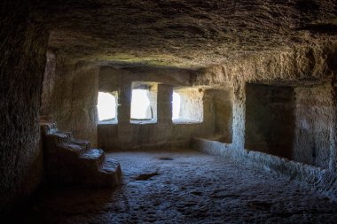 Chufut-Kale, mağara. Ortaçağ şehir-kale Bahçesaray Kırım dağlarda