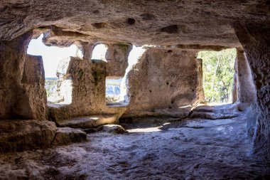 Chufut-Kale, mağara. Ortaçağ şehir-kale Bahçesaray Kırım dağlarda