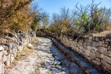 Chufut-Kale. Kırım Dağları, Bahçesaray, Kırım'da Ortaçağ şehir-kale. Bir antik taş döşeli Arnavut kaldırımlı yol