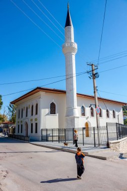 Bakhchysaray, Crimea - Eylül 2014: Şehir sokaklarında Bahçesaray. Orta Juma cami Camii