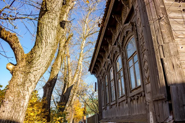 传统建筑的老木制房子和一棵树 在蓝天上泛黄的叶子 博罗夫斯克 俄罗斯 2018年10月 — 图库照片