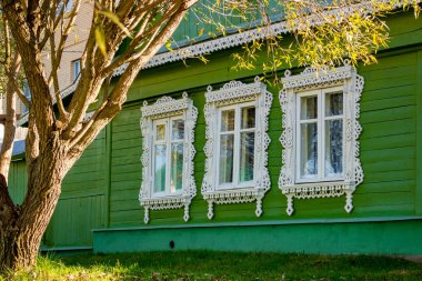Güzel oyma ahşap Europanel yeşil ahşap ev geleneksel mimarisinin Windows. Borovsk, Rusya Federasyonu