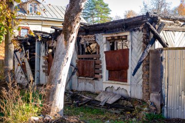 Borovsk, Rusya'nın şehirde bir yangından sonra eski ahşap ev. Ekim 2018