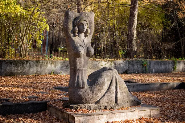 Obninsk Russland Oktober 2018 Skulptur Einer Frau Einem Alten Brunnen — Stockfoto