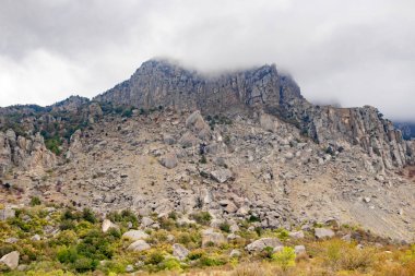 Sonbahar Kırım'da dağda Demerdzhi (Demirdzhi, Demirji)