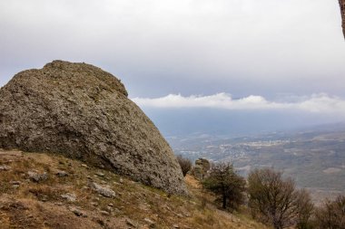 Sonbahar Kırım'da dağda Demerdzhi (Demirdzhi, Demirji)