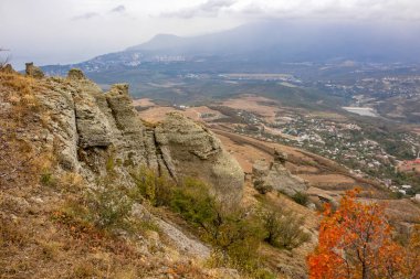 Sonbahar Kırım'da dağda Demerdzhi (Demirdzhi, Demirji)