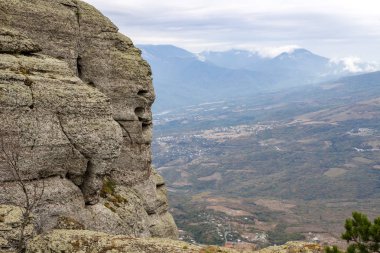 Sonbahar Kırım'da dağda Demerdzhi (Demirdzhi, Demirji)