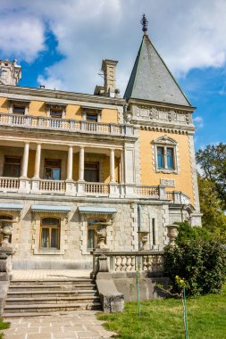 Massandra, Crimea - Ekim 2014: Massandra Sarayı ve Park kompleksi (Massandrovskiy). İmparator Alexander III Massandra, Kırım Güney Sahil Villası