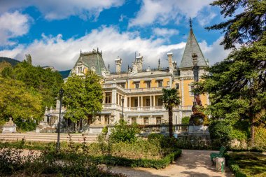Massandra, Crimea - Ekim 2014: Massandra Sarayı ve Park kompleksi (Massandrovskiy). İmparator Alexander III Massandra, Kırım Güney Sahil Villası