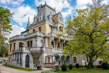 Massandra, Crimea - Ekim 2014: Massandra Sarayı ve Park kompleksi (Massandrovskiy). İmparator Alexander III Massandra, Kırım Güney Sahil Villası