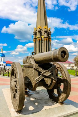 1812 Savaşı ve eski topu Maloyaroslavets, Rusya'da Lenin meydanında Anıtı