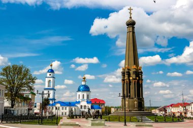 Maloyaroslavets, Rusya - Mayıs 2016: Lenin Maloyaroslavets Kazan Katedrali ve 1812 Savaşı Anıtı ile meydanda