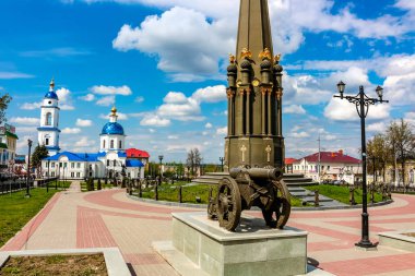 Maloyaroslavets, Rusya - Mayıs 2016: Lenin Maloyaroslavets Kazan Katedrali ve 1812 Savaşı Anıtı ile meydanda