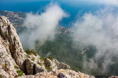 Kırım Güney sahil. Ai-Petri dağ, Crimea üst kısmında. Uçurumun üstünde