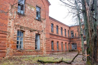 Terk edilmiş Gurievskaya tarım Okulu. Yüzyıl sonlarında 19 bina. Köy, Solovjinye Zori, Kaluzhskiy bölgesi, Maloyaroslavetskiy bölgesi, Rusya Federasyonu