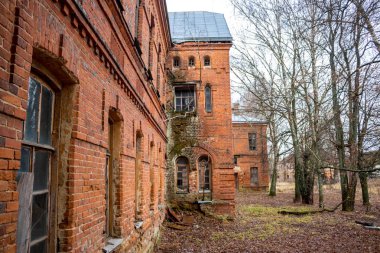 Terk edilmiş Gurievskaya tarım Okulu. Yüzyıl sonlarında 19 bina. Köy, Solovjinye Zori, Kaluzhskiy bölgesi, Maloyaroslavetskiy bölgesi, Rusya Federasyonu