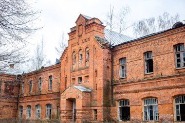 Terk edilmiş Gurievskaya tarım Okulu. Yüzyıl sonlarında 19 bina. Köy, Solovjinye Zori, Kaluzhskiy bölgesi, Maloyaroslavetskiy bölgesi, Rusya Federasyonu