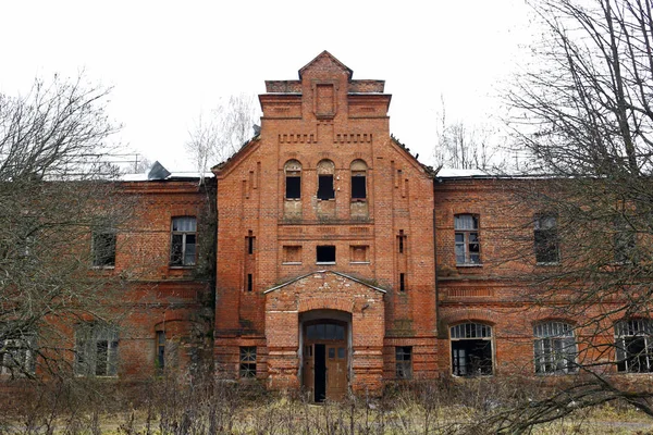 버려진된 Gurievskaya 학교입니다 후반의 건물입니다 마을의 Solovjinye Kaluzhskiy Maloyaroslavetskiy 러시아 — 스톡 사진